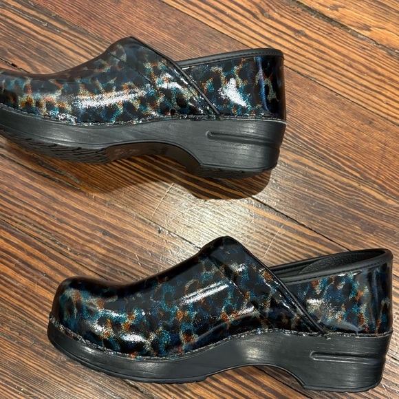 Dansko Women’s Professional Animal Print Iridescent Slip On Work Clogs Sz 40 - Picture 8 of 8